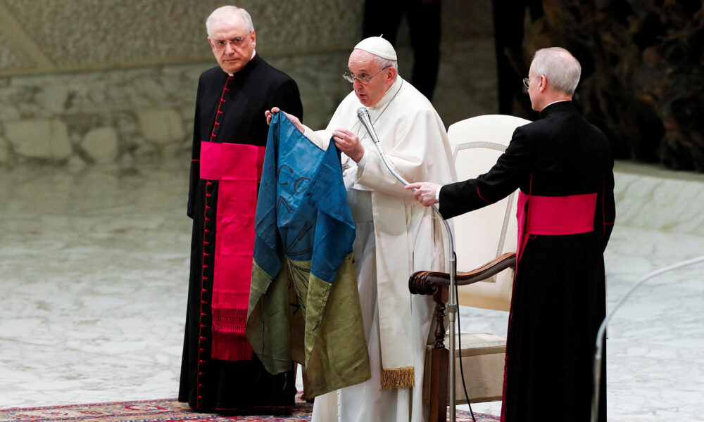 Pope Francis Kisses Ukraine Flag Calls For End Of War Backseat Media 